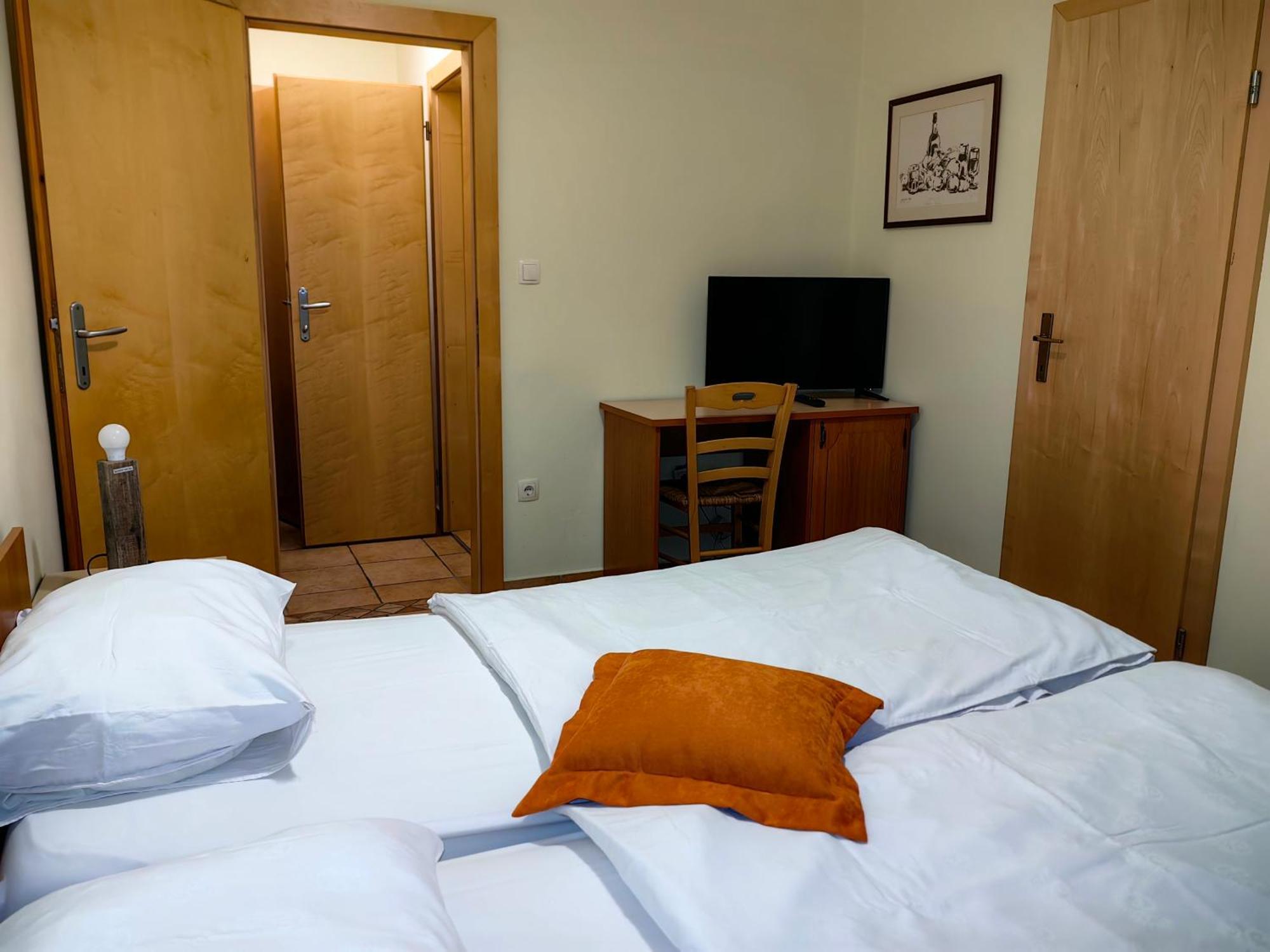 Hotel Kovac Osilnica Екстер'єр фото